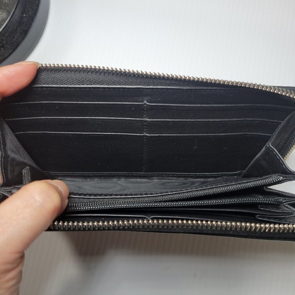 GUCCI  embossed leather logo zip around long wallet black - Picture 5 of 15